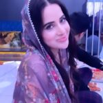 Urfi Javed Instagram - I don’t know why I uploaded this but I am in love with this song ! Those who haven’t go listen to CHANDNI RAAT by Ali sethi asap and thank me later ! Also this is a very very rare sight ! I’m not getting married unless this song is played at my wedding ! Period