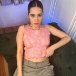 Urfi Javed Instagram – The bubblegum top 
😋😋 
Made from chewing gum