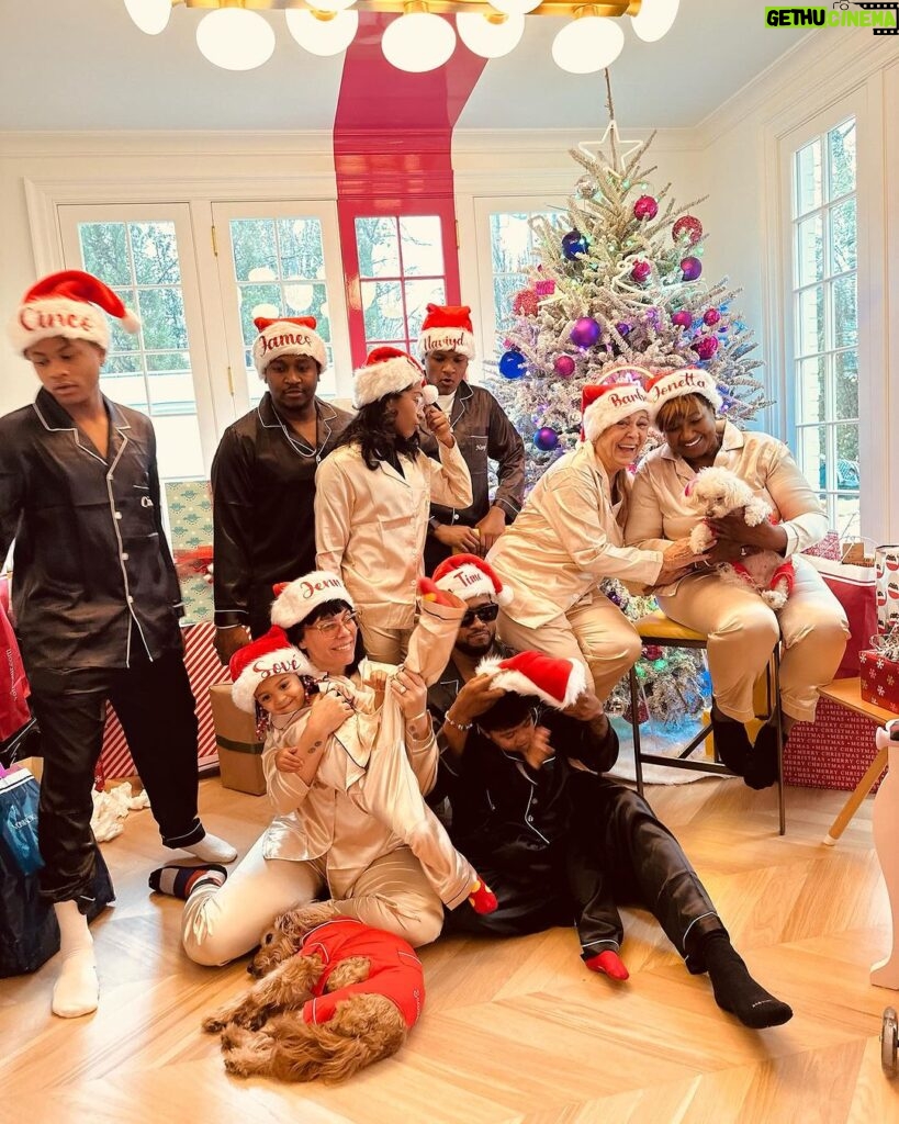 Usher Instagram - Without further ado, Happy Holidays from the Raymond’s 🎅🏾🎄🎁