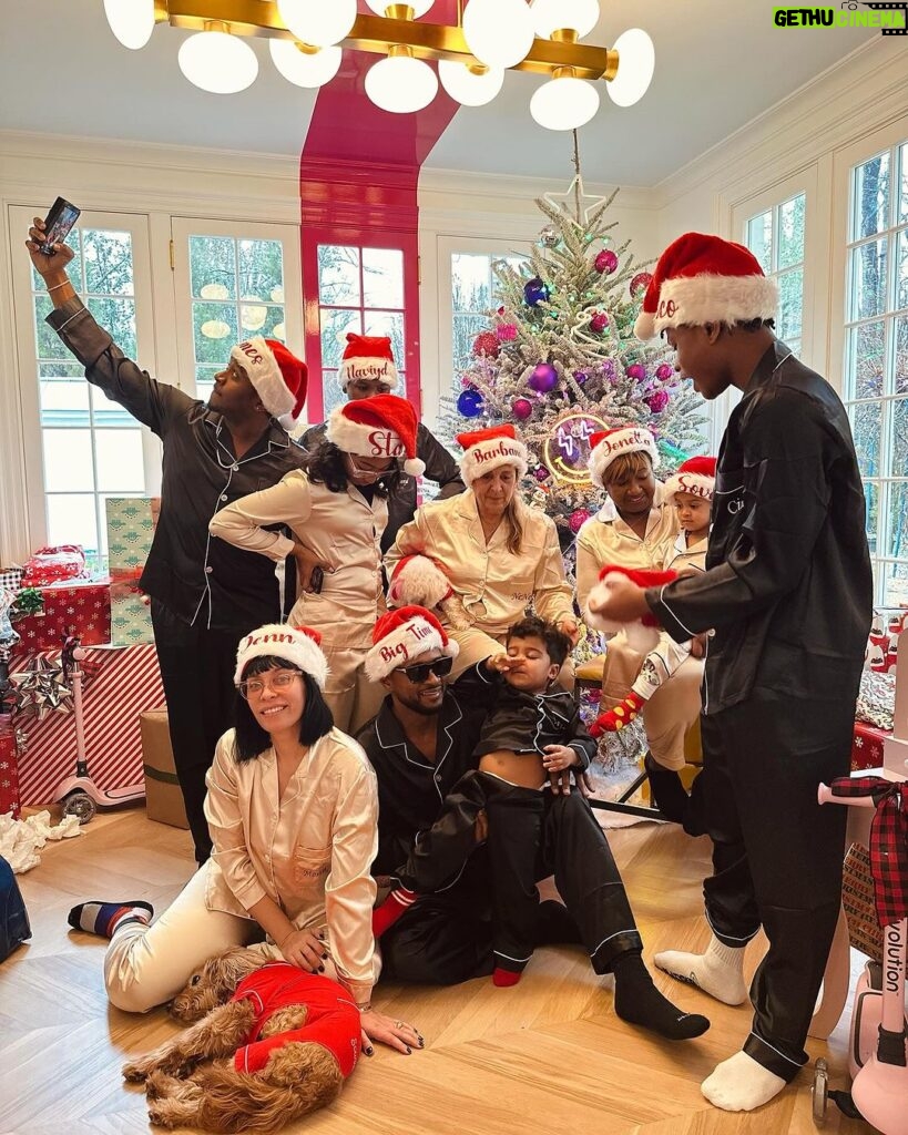 Usher Instagram - Without further ado, Happy Holidays from the Raymond’s 🎅🏾🎄🎁