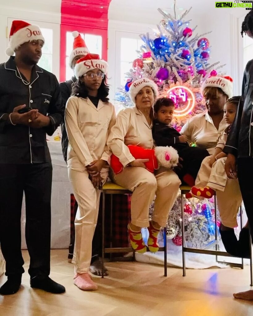 Usher Instagram - Without further ado, Happy Holidays from the Raymond’s 🎅🏾🎄🎁