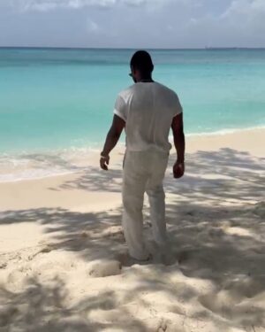 Usher Instagram - Stepped away to clear my mind ✌🏾