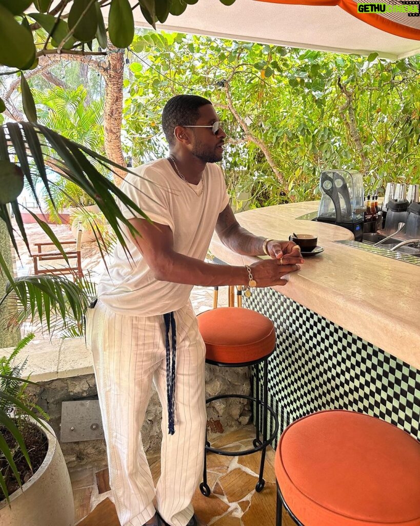 Usher Instagram - Stepped away to clear my mind ✌🏾