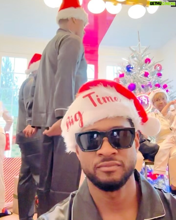 Usher Instagram - Without further ado, Happy Holidays from the Raymond’s 🎅🏾🎄🎁