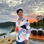 Uyan Tien Instagram - 誰喜歡看海景？ 普吉島的Akoya ～ 這邊看風景放鬆吃美食喝酒 非常的推薦～ 太漂亮 ～ 🌅 —————————————— #普吉島 #phuket #thailand #skybar