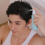 Uyan Tien Instagram - 進演藝圈我才開始慢慢接觸保養的概念，但你知道保養也是包括頭皮跟頭髮嗎？來我跟你分享！ 大家都羨慕我頭髮自然捲，但很少人知道我頭皮的困擾 ～ 我是油性頭髮！沒錯！只要台灣換季、太熱甚至太冷，我的頭就會出現油油的狀況，有時候嚴重還會搔癢跟有片片雪花😂 真的是很捆擾我！ 直到認識了Kevin 老師專門針對保養頭髮跟頭皮研發的洗護髮品牌basiik，就想說來試試這個「微生平衡系列」的頭皮保養品。 我在頭比較油的時候，會選頭皮淨化洗髮液。把頭髮完整沖濕之後，尖嘴對準頭皮直接把洗髮精塗在頭皮上，指腹按摩頭皮至起泡大概1-2分鐘，把頭皮上的油汙跟頭髮上的髒污洗乾淨！把頭皮洗乾淨，可以讓你髮根更健康，調理過多的皮脂，讓頭髮清爽蓬鬆！ 如果那陣子頭不那麼油，但是有乾癢不舒服的問題；我就會用「舒緩保濕洗髮精」，裡面加了很多植物萃取精華，可以呵護敏弱鬧脾氣的頭皮；洗完真的舒緩很多，不然一直抓頭好尷尬！ 兩款洗髮精都是很清新高級的木質調香味，是從法國百年莊園精油調配出來的！洗完自帶體香感覺都更有魅力了😆 還有一個我覺得自然捲一定要試試的「0矽靈潤髮滲透精華」自然捲不管長短，最大的困擾就是很容易毛躁，不好整理。把頭髮洗乾淨以後，取出適量精華，他的質地很像優格很特別，一點點就能潤整頭短髮，頭比較不油的時候我會帶到頭皮一起按摩。吹乾後很明顯的不會毛毛炸炸的，造型師應該會很高興🤣 還有一個很厲害的新品！ 11高效養髮液！ ①實測使用滿意度100% ②11%高濃度有效成分，打造健康頭皮環境，蘊髮有感！ ③四大養髮植萃複方，溫和調理，改善出油與頭氣。 ④質地清爽不黏膩 使用後蓬鬆豐盈！ 將頭髮吹乾後，把噴嘴對準想要噴灑的位置；分區噴完後再用手或者梳子梳理按摩到吸收，水露狀的精華完全不黏膩，用完頭髮還會蓬蓬的！！ 才用了兩個禮拜，真的非常有感覺！上通告時化妝師都說我頭髮變得好造型，不會油油塌塌毛毛的！ 巴西人小時候都會開玩笑說，睡覺前可以不洗澡，但不可以不洗頭！ 不管在哪個國家，頭髮都是非常重要的～ 來試試看basiik微生平衡系列吧 ➞ https://basiik.tw/jEIjY