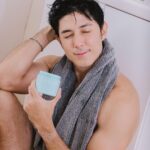 Uyan Tien Instagram - 進演藝圈我才開始慢慢接觸保養的概念，但你知道保養也是包括頭皮跟頭髮嗎？來我跟你分享！ 大家都羨慕我頭髮自然捲，但很少人知道我頭皮的困擾 ～ 我是油性頭髮！沒錯！只要台灣換季、太熱甚至太冷，我的頭就會出現油油的狀況，有時候嚴重還會搔癢跟有片片雪花😂 真的是很捆擾我！ 直到認識了Kevin 老師專門針對保養頭髮跟頭皮研發的洗護髮品牌basiik，就想說來試試這個「微生平衡系列」的頭皮保養品。 我在頭比較油的時候，會選頭皮淨化洗髮液。把頭髮完整沖濕之後，尖嘴對準頭皮直接把洗髮精塗在頭皮上，指腹按摩頭皮至起泡大概1-2分鐘，把頭皮上的油汙跟頭髮上的髒污洗乾淨！把頭皮洗乾淨，可以讓你髮根更健康，調理過多的皮脂，讓頭髮清爽蓬鬆！ 如果那陣子頭不那麼油，但是有乾癢不舒服的問題；我就會用「舒緩保濕洗髮精」，裡面加了很多植物萃取精華，可以呵護敏弱鬧脾氣的頭皮；洗完真的舒緩很多，不然一直抓頭好尷尬！ 兩款洗髮精都是很清新高級的木質調香味，是從法國百年莊園精油調配出來的！洗完自帶體香感覺都更有魅力了😆 還有一個我覺得自然捲一定要試試的「0矽靈潤髮滲透精華」自然捲不管長短，最大的困擾就是很容易毛躁，不好整理。把頭髮洗乾淨以後，取出適量精華，他的質地很像優格很特別，一點點就能潤整頭短髮，頭比較不油的時候我會帶到頭皮一起按摩。吹乾後很明顯的不會毛毛炸炸的，造型師應該會很高興🤣 還有一個很厲害的新品！ 11高效養髮液！ ①實測使用滿意度100% ②11%高濃度有效成分，打造健康頭皮環境，蘊髮有感！ ③四大養髮植萃複方，溫和調理，改善出油與頭氣。 ④質地清爽不黏膩 使用後蓬鬆豐盈！ 將頭髮吹乾後，把噴嘴對準想要噴灑的位置；分區噴完後再用手或者梳子梳理按摩到吸收，水露狀的精華完全不黏膩，用完頭髮還會蓬蓬的！！ 才用了兩個禮拜，真的非常有感覺！上通告時化妝師都說我頭髮變得好造型，不會油油塌塌毛毛的！ 巴西人小時候都會開玩笑說，睡覺前可以不洗澡，但不可以不洗頭！ 不管在哪個國家，頭髮都是非常重要的～ 來試試看basiik微生平衡系列吧 ➞ https://basiik.tw/jEIjY