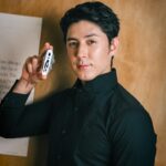 Uyan Tien Instagram - 從小時候都喜歡搜集好刀，尤其工具刀！可能是爸爸的關係，都看他隨時身上背著🇨🇭瑞士刀！這次就好高興可以拿限量版的Victorinox的新品，叫 「Off-White & Victorinox」，非凡美感：白色可麗耐 (Corian®) 刀殼配黑色印花，飾以象徵傳統及演變的標誌！而且全世界只有3000件，以「亞當與夏娃」的故事，還有「開端」的概念來設計者把刀的樣子！～ 並以此為基礎，逐步發展成為突破服裝、工具、空間為人類生存建構多個元安全區。這就是匠心獨運的裝備！像我喜歡 collect 刀的人，這把真的蠻珍貴的！🇨🇭Victorinox 還有其他種的產品，他們的包包也都超帥的，推薦大家去看看！ 🇨🇭@victorinox_taiwan 🔪 #myvictorinox