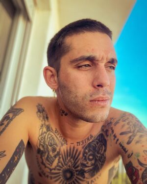 Víctor Elías Instagram - 1. Eso es un pájaro o un avion?
2. Mira José Luis, del colegio…
3. Un cacahuete mojado sigue siendo un fruto seco? 🥜
4. No encuentro el botón para hacerme la foto🧐

#selfie #tonteria #tiempolibre