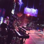 Víctor Elías Instagram - Segundo año dirigiendo @lovethe90s_official y @lovethetwenties gracias por la confianza @sharemusicevents y por supuesto gracias a todo el equipo que me rodea y que hace que todo sea fácil: @goiko_martinez @hache_navio @richiepalacin @sergiojrojas @oliver_martin_delacruz Gracias a todos los artistas que pasasteis por el escenario y confiasteis en nosotros y nos disteis un cachito de vosotros 🙌🏻🙌🏻 @carlossegarrasanchez @amispeligrosas @pablocarbonelloficial @los.inhumanos @mariliamusica @oscar_linares_antequera @lorcaoficial_ @guarana.musica @efectomariposaoficial @alejandro_parre @nenadaconte_oficial @cotioficial @frnperea @kikoysharaoficial Fotones de @joselu005 #musica #music #direccionmusical #lovethe90s #lovethetwenties #festival IFEMA MADRID