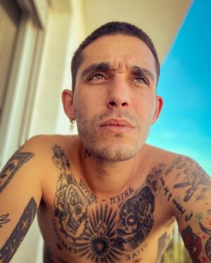 Víctor Elías Instagram - 1. Eso es un pájaro o un avion?
2. Mira José Luis, del colegio…
3. Un cacahuete mojado sigue siendo un fruto seco? 🥜
4. No encuentro el botón para hacerme la foto🧐

#selfie #tonteria #tiempolibre