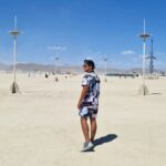 Vadhir Derbez Instagram - 🇲🇽Me tarde, pero ahí les va una probada de Burning Man, fue una experiencia loquisima pero me encantó. -Foto 1: En medio de la Playa (así le dicen al centro de la ciudad donde está todo el arte) y yo pos estoy dando el mame haciendo como que no me doy cuenta, ya tu sabe jaja -Foto 2: Un letrero random que describe como terminas con polvo hasta donde no. -Video 3: Nadie sube mucho de las calles de BM de Noche, así que quise mostrar lo loco que se ve todo cuando cae el sol. Las bicis y locales tienen luces de colores por todos lados y se siente muy... como Futuro Apocalíptico jaja -Video 4: Andando en bici y en el centro de la ciudad esta un Hombre hecho de madera, que al final de la semana lo queman, por eso se llama Burning Man! -Foto 5: Esta fue parte de mi familia en BM y luego subo foto de los demás, pero la pasamos increíble. Esto fue nuevo para todos nosotros y shockeante pero creo que esta experiencia cambió nuestra perspectiva de la vida y sociedad. Gracias por leer! Si acabaste todo comenta un 🦖 jaja . 🇺🇲I took so long to post but here it is! A lil taste of my experience in Burning Man which was... insane. -Picture 1: I'm in the middle of the Playa (which is how they call the center of the city where most of the Art is) and I'm just casually posing trynna act cool, acting like I'm walking away lol iykyk. -Picture 2: A random sign that described very well how you truly got dust in places dust shouldn't be in.. lol -Video 3: Most people don't post pictures of the streets at night in BM, so I wanted to share a bit of the craziness. All the bikes and camps got colored lights and everything glows. It feels very futuristic but apocalyptic at the same time. -Video 4: Me riding towards "The Man" This awesome instalation of a Wooden man in the center of it all. And at the end of the week everyone gathers to watch it Burn 🔥, Hence "Burning Man". -Picture 5: This was part of my Burning Man Fam.(I'llpost pics of the others soon). This was new to us all and I truly believe it changed our perspective on society and the way we treat people.  It was shocking but mind-blowing. Thanks for reading 😊 if u finished comment a 🦖 Black Rock City