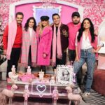 Vadhir Derbez Instagram - 🌍 La familia más icónica de la televisión llegó al #PinkyRoom ¡No te pierdas todas las confesiones de #LosDerbez! 🗺️ No te puedes perder las ocurrencias y carisma de @ederbez, @aislinnderbez, @alexrosaldo, @vadhird y @jose_eduardo92 YouTube: #PinkyPromise Jueves 9:00 P.M. 🦄💖 #PinkyLovers #SenseiMedia #KarlaDiaz #DeViajeConLosDerbez #Derbez #AislinnDerbez #EugenioDerbez #JoséEduardoDerbez #VadhirDerbez #AlessandraRosaldo