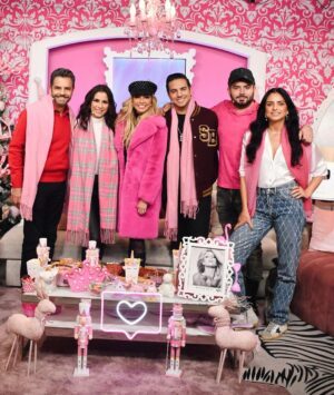 Vadhir Derbez Instagram - 🌍 La familia más icónica de la televisión llegó al #PinkyRoom ¡No te pierdas todas las confesiones de #LosDerbez! 🗺️ No te puedes perder las ocurrencias y carisma de @ederbez, @aislinnderbez, @alexrosaldo, @vadhird y @jose_eduardo92 YouTube: #PinkyPromise Jueves 9:00 P.M. 🦄💖 #PinkyLovers #SenseiMedia #KarlaDiaz #DeViajeConLosDerbez #Derbez #AislinnDerbez #EugenioDerbez #JoséEduardoDerbez #VadhirDerbez #AlessandraRosaldo