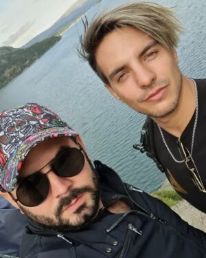 Vadhir Derbez Instagram - 🇲🇽Aquí dándolo todo con esta mala influencia que es mi hermano. A pesar de no vernos tanto como queremos, eres una persona demasiado especial para mi! Te admiro y te quiero y que chingon tener a un Amigo tan increíble... Que digo Amigo.. hermano! Jajaja Feliz Cumpleaños Don Barbon!!! Te Desearía Salud! Pero se que vas a pensar que te hablo de tomar y de ahi no te para nadie. 
.
🇺🇲 Posing like a tool with this terrible influence who's my brother haha. Even when we don't see each other as much as we want to, You have become someone so special to me! I admire you and love you broo! I'm I'm happy to have such an amazing friend... or brother I guess hahah Happy Birthday you Hairy ass human!!