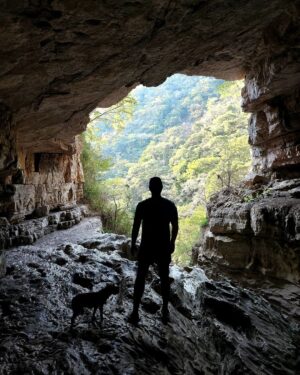 Vadhir Derbez Instagram - Photos Dump del viaje de Año Nuevo 😎😎🥲 
.
1-Mi hermana y yo después de saltar a una cascada Helada 🔥🥶
2-Aca en Chiapas 😎
3-Con mi cámara de Medio Formato y una pared demasiado cool
4-Una cascada con una cueva dentro (Mi celular se cayó desde arriba hasta abajo y sobrevivió wtf.)
5-Nala y yo dentro de la cueva (es una guerrera y me acompaña a TODO)
6- Unos Chilaquiles Divorciados que extrañaba muchísimo, Amo México 
7- Min hermana en su mood Borrego judío de año Nuevo pidiendo su Champán jaja
8- Yo sacadisimo de pedo de ver que ya se fue el 2022. 
9- Un café deli porque.... Café 
10- Nala posando porque es una Bichota que lo da todo pa pa cámara.
#2023 #AñoNuevo
