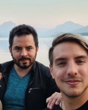 Vadhir Derbez Instagram - 🇲🇽Aquí dándolo todo con esta mala influencia que es mi hermano. A pesar de no vernos tanto como queremos, eres una persona demasiado especial para mi! Te admiro y te quiero y que chingon tener a un Amigo tan increíble... Que digo Amigo.. hermano! Jajaja Feliz Cumpleaños Don Barbon!!! Te Desearía Salud! Pero se que vas a pensar que te hablo de tomar y de ahi no te para nadie. 
.
🇺🇲 Posing like a tool with this terrible influence who's my brother haha. Even when we don't see each other as much as we want to, You have become someone so special to me! I admire you and love you broo! I'm I'm happy to have such an amazing friend... or brother I guess hahah Happy Birthday you Hairy ass human!!