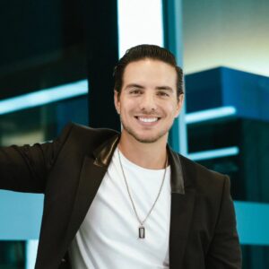 Vadhir Derbez Instagram - Happy Birthday to Meeeeee!!!! Demasiado emocionado de ver lo que voy a lograr este año! Gracias a todos por creer en mi y el apoyo que me dan, por los que están yendo a la Gira de Morrito Tour apoyando los conciertos! Neta que bonito que la musica esta creciendo más y más. 
Les dejo estas fotitos que encontré jaja y al final un video de cuando toque el cielo!... o mínimo una Nube jaja. Los Amo!! 🎉🎁🎊🎈🎉🎈🎁🌙