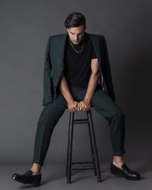 Vadhir Derbez Instagram - 🇲🇽Dale Swipe para que te eche una mirada matadora 😎 jaja aushh 
.
🇺🇲Swipe left so I can look at you in the eye lol give ya a mean look. 😎😏
.
📸: @javierfloresleyes 
.
@zegnaofficial
Styling: @mr.dairy 
PR: @ospina.luz