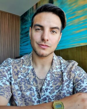 Vadhir Derbez Instagram - 🇲🇽 Arremangala... A.. 🎶(completala jajaj) letra por letra jajaja sin que te interrumpan. Se va a hacer un desmadre van. (Stalkeo a quien lo logre) 
.
🇺🇸You guys dont know the reference but the comments are about to be Lit 🔥🔥 hahaha