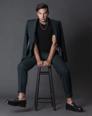 Vadhir Derbez Instagram - 🇲🇽Dale Swipe para que te eche una mirada matadora 😎 jaja aushh 
.
🇺🇲Swipe left so I can look at you in the eye lol give ya a mean look. 😎😏
.
📸: @javierfloresleyes 
.
@zegnaofficial
Styling: @mr.dairy 
PR: @ospina.luz