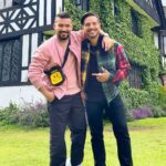 Vadhir Derbez Instagram - 🇲🇽Que Gran día tuvimos ayer haciendo el video de la siguiente cancion! Le mando muchisimo cariño a mi gente de Peru!!! 🇵🇪🇵🇪Que cool trabajar contigo bro @eziooliva . Y como siempre los @broducers rifadisimos 😎 Se viene bueno 💪🏻💪🏻🔥🔥 . 🇺🇲We had such an amazing day yesterday shooting the next Music Video! Lots of love to all the people in Peru!🇵🇪🇵🇪 Amazing working with you bro @eziooliva ! And the @broducers incredible as always 🔥🔥