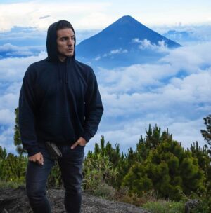 Vadhir Derbez Instagram - 🇲🇽Me tardé en hacer el posteo pero aquí esta, no saben que buen viaje y que loco casi morir con estas personas tan increíbles. Padrisimo estar en un Volcan Activo en Guatemala 
, Volar con Nala mi perra encima de un lago y luego Tulum jaja. Si no han visto el video, esta en mi canal de YouTube esta loquisimo. Los Amo @aislinnderbez @alosian @summerferguson @momimfine @felix.verhous 🔥🔥
.
🇺🇲It took me forever to post this but here it is. You have no idea what an amazing trip I had and almost dying with these amazing people lol. Being on a live Volcano in Guatemala and Flying with my dog on top of a lake, and then Tulum... just wow. If you haven't seen the video its on my YouTube channel, it's INSANE. I LOVE YOU ALL GUYS 🔥🔥