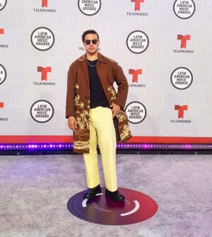 Vadhir Derbez Instagram - 🇲🇽Gran Noche! Que increíble conocer y compartir con tantas personas tan chingonas que están dejando huella. 🔥🔥😎 @latinamas
.
🇺🇸Amazing Night! It was such a pleasure to share with so many talented people that are making history. 🔥🔥😎 
.
🧥:🔥 @ferragamo 🔥
@ospina.luz