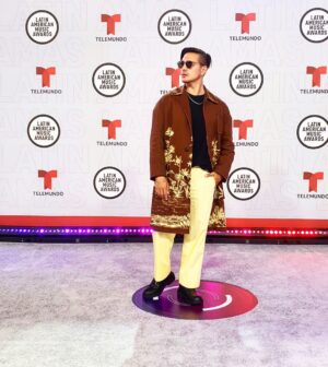 Vadhir Derbez Instagram - 🇲🇽Gran Noche! Que increíble conocer y compartir con tantas personas tan chingonas que están dejando huella. 🔥🔥😎 @latinamas
.
🇺🇸Amazing Night! It was such a pleasure to share with so many talented people that are making history. 🔥🔥😎 
.
🧥:🔥 @ferragamo 🔥
@ospina.luz