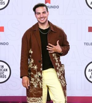 Vadhir Derbez Instagram - 🇲🇽Gran Noche! Que increíble conocer y compartir con tantas personas tan chingonas que están dejando huella. 🔥🔥😎 @latinamas
.
🇺🇸Amazing Night! It was such a pleasure to share with so many talented people that are making history. 🔥🔥😎 
.
🧥:🔥 @ferragamo 🔥
@ospina.luz