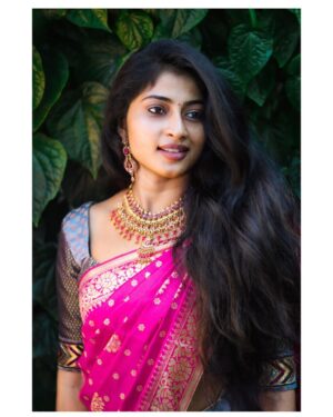 Vaishnavi Arulmozhi Instagram - கதிரொளியில் பொன் வண்டாய் நான்
ஆடை: @pastel.vogue_ 
தையல் : @saya_designstudio 
.
.
#vaishnavi #vaishnaviarulmozhi