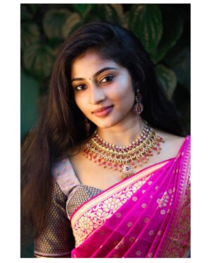 Vaishnavi Arulmozhi Instagram - ஊமை விழிகளால் ....
பாவாடை தாவணி : @pastel.vogue_ 
தையல் : @saya_designstudio 
.
.
#vaishnavi #vaishnaviarulmozhi