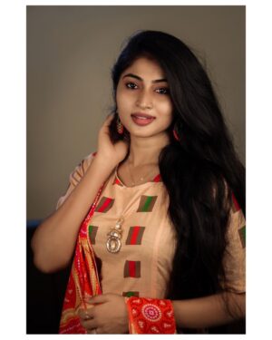 Vaishnavi Arulmozhi Instagram - Yesterday is gone, 
Today is another yesterday &
Tomorrow is another today…..So jus live the moment 😘
.
Wardrobe: @srisaicollections9 
#vaishnavi #vaishnaviarulmozhi