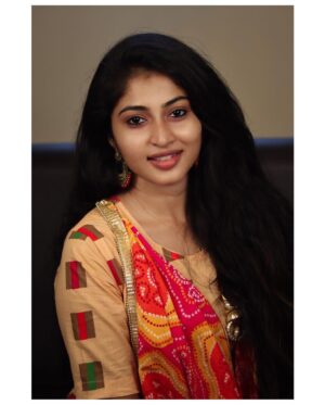 Vaishnavi Arulmozhi Instagram - விழிகளில் ஒரு வானவில்
இமைகளை தொட்டு பேசுதே 🎶 
ஆடை: @srisaicollections9 
.
.
#vaishnavi #vaishnaviarulmozhi