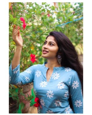 Vaishnavi Arulmozhi Instagram - மலரே🌸
ஆடை: @mahacollections_03 
.
.
#vaishnavi #vaishnaviarulmozhi