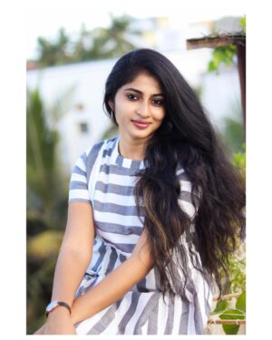 Vaishnavi Arulmozhi Instagram - துயில்கொள்ள விடுவதில்லை உயிர்பெற்ற கனாக்கள்
ஆடை : @angaadai 
.
.
#vaishnavi #vaishnaviarulmozhi