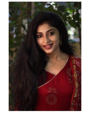 Vaishnavi Arulmozhi Instagram - சிறு புன்னகையும் 
பொன் இமைகளில் தாளலயும்

ஆடை : @srisaicollections9 ❤️
காதணி: @rings_on_ears ❤️
.
.
#vaishnaviarulmozhi #vaishnavi