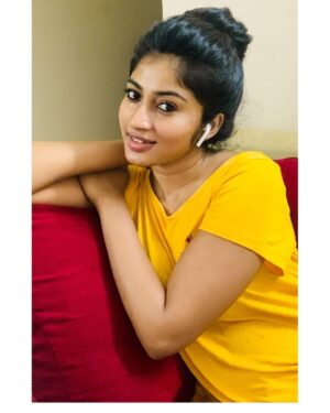 Vaishnavi Arulmozhi Instagram - Just a casual pic with smart_gadgets007..
Looking for an amazing set of airpods, all you have to do is to follow @smart_gadgets007 the quality of the product is amazing and super affordable guys...
What are you waiting for quickly go and get yours, it's definitely worth the money😍😍..

♦Delivery in 6 days
♦Tracking id will be given
♦Prepaid and COD available..