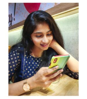 Vaishnavi Arulmozhi Instagram - Phone case from @dheekart 💚
Dress @salwarshoppingbee 
.
#vaishnavi #vaishnaviarulmozhi
