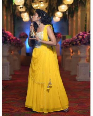 Vaishnavi Arulmozhi Instagram - What else I would ask for! Thanks to my family out there who voted and made me the FAVOURITE HEROINE ❤️ AND FAVOURITE MARUMAGAL of 2022 😍. Thank you @zeetamizh for giving me this beautiful opportunity. Special thanks to @ramanagirivasan Sir for giving me this Vanathi .
Thanku 2023 for the super duper kick start! 

Costume: @kiarainchennai 
Pics: @teamcreators 

#zeekudumbaviruthugal2022 
#vaishnavi #vaishnaviarulmozhi