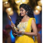 Vaishnavi Arulmozhi Instagram – What else I would ask for! Thanks to my family out there who voted and made me the FAVOURITE HEROINE ❤️ AND FAVOURITE MARUMAGAL of 2022 😍. Thank you @zeetamizh for giving me this beautiful opportunity. Special thanks to @ramanagirivasan Sir for giving me this Vanathi .
Thanku 2023 for the super duper kick start! 

Costume: @kiarainchennai 
Pics: @teamcreators 

#zeekudumbaviruthugal2022 
#vaishnavi #vaishnaviarulmozhi
