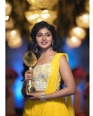 Vaishnavi Arulmozhi Instagram - What else I would ask for! Thanks to my family out there who voted and made me the FAVOURITE HEROINE ❤️ AND FAVOURITE MARUMAGAL of 2022 😍. Thank you @zeetamizh for giving me this beautiful opportunity. Special thanks to @ramanagirivasan Sir for giving me this Vanathi .
Thanku 2023 for the super duper kick start! 

Costume: @kiarainchennai 
Pics: @teamcreators 

#zeekudumbaviruthugal2022 
#vaishnavi #vaishnaviarulmozhi