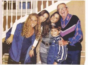 Valeria Britos Instagram - #tbt #eltrece60años “Aprender a volar” -1994. @eltrecetv 

Recuerdan la canción de @patriciasosaoficial?
“En esta aventura de amor y coraje sólo hay que cerrar los ojos y echarse a volar”

Mi primer personaje como actriz en tv. 
Allí aprendí de la mano de mi hermana mayor @Gloria_carra , Juan Carlos Thorry, @marikenariera @miguel_habudok y más.❤️