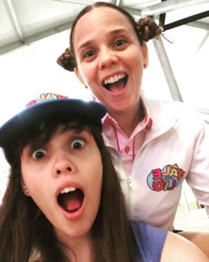 Valeria Britos Instagram - Aunque no lo parezca estoy trabajando jajaja.
En Julio empezamos la gira de @valehacerlio en España y aún quedan actuaciones por delante. Hoy voy a estar charlando con @piaslapka y @tomroxdente @canal9oficial @mandarinatelevision #latardedelnueve