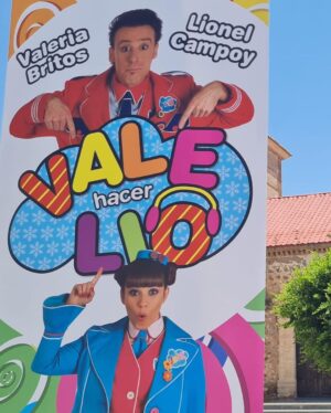 Valeria Britos Instagram - Aunque no lo parezca estoy trabajando jajaja.
En Julio empezamos la gira de @valehacerlio en España y aún quedan actuaciones por delante. Hoy voy a estar charlando con @piaslapka y @tomroxdente @canal9oficial @mandarinatelevision #latardedelnueve