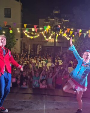 Valeria Britos Instagram - Aunque no lo parezca estoy trabajando jajaja.
En Julio empezamos la gira de @valehacerlio en España y aún quedan actuaciones por delante. Hoy voy a estar charlando con @piaslapka y @tomroxdente @canal9oficial @mandarinatelevision #latardedelnueve
