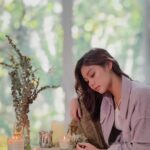 Vanesha Prescilla Instagram - suka ga sama suasana kalo lagi hujan? 🌧suara hujan dan wangi rumputnya.. i do love rain. it makes me happy but calm.. dan pas buat nostalgia☁️☁️ my emotion can perfectly captured in potrait with #OPPOReno6 💚 coming soon! @oppoindonesia #shotonOPPO #OPPOIndonesia #EveryEmotioninPortrait #VideoPortraitExpert