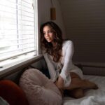 Vanessa Morgan Instagram - Just over here creepin on my neighbors 😇 ᴘʜᴏᴛᴏɢʀᴀᴘʜᴇʀ: @dylainagollubphotography ʜᴀɪʀ: @themaneproject_