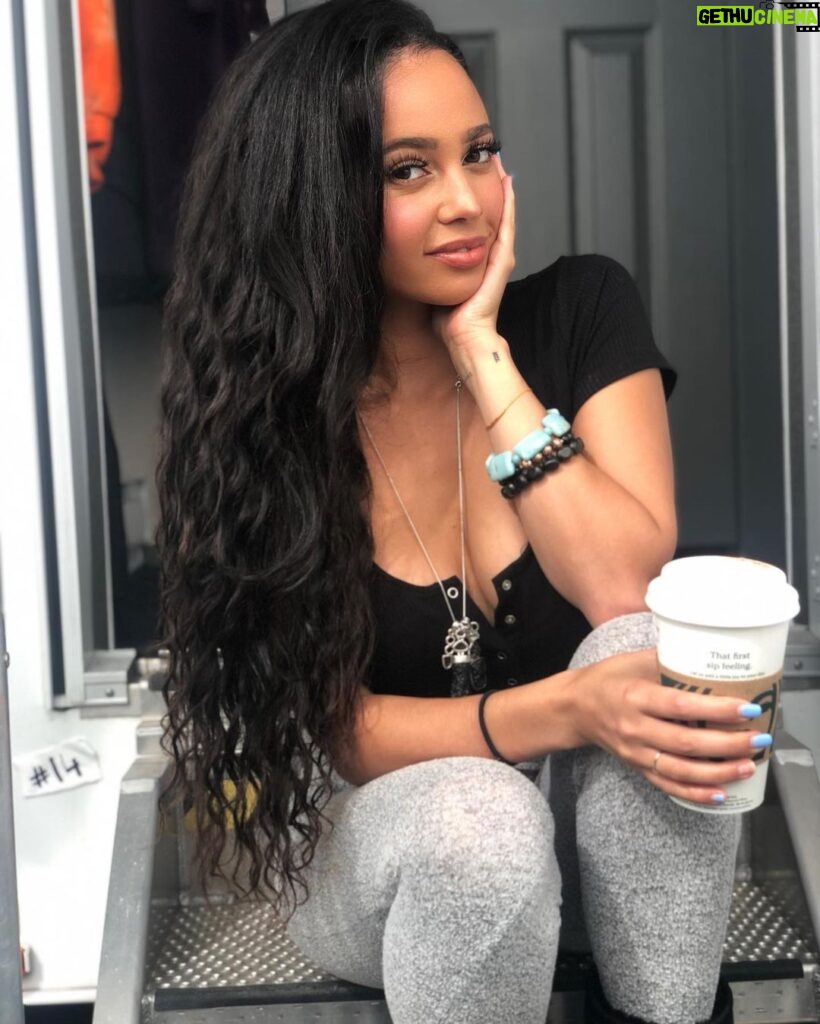 Vanessa Morgan Instagram - Work mom mode ✅☕️