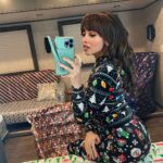 Vanessa Morgan Instagram - Whoever wrapped my trailer in wrapping paper today…You made my day lol 🎁🎄🎅 Officially on Christmas Break woo!